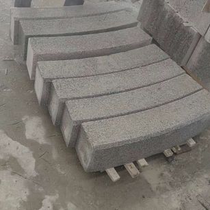 铁岭芝麻白弧形路牙石