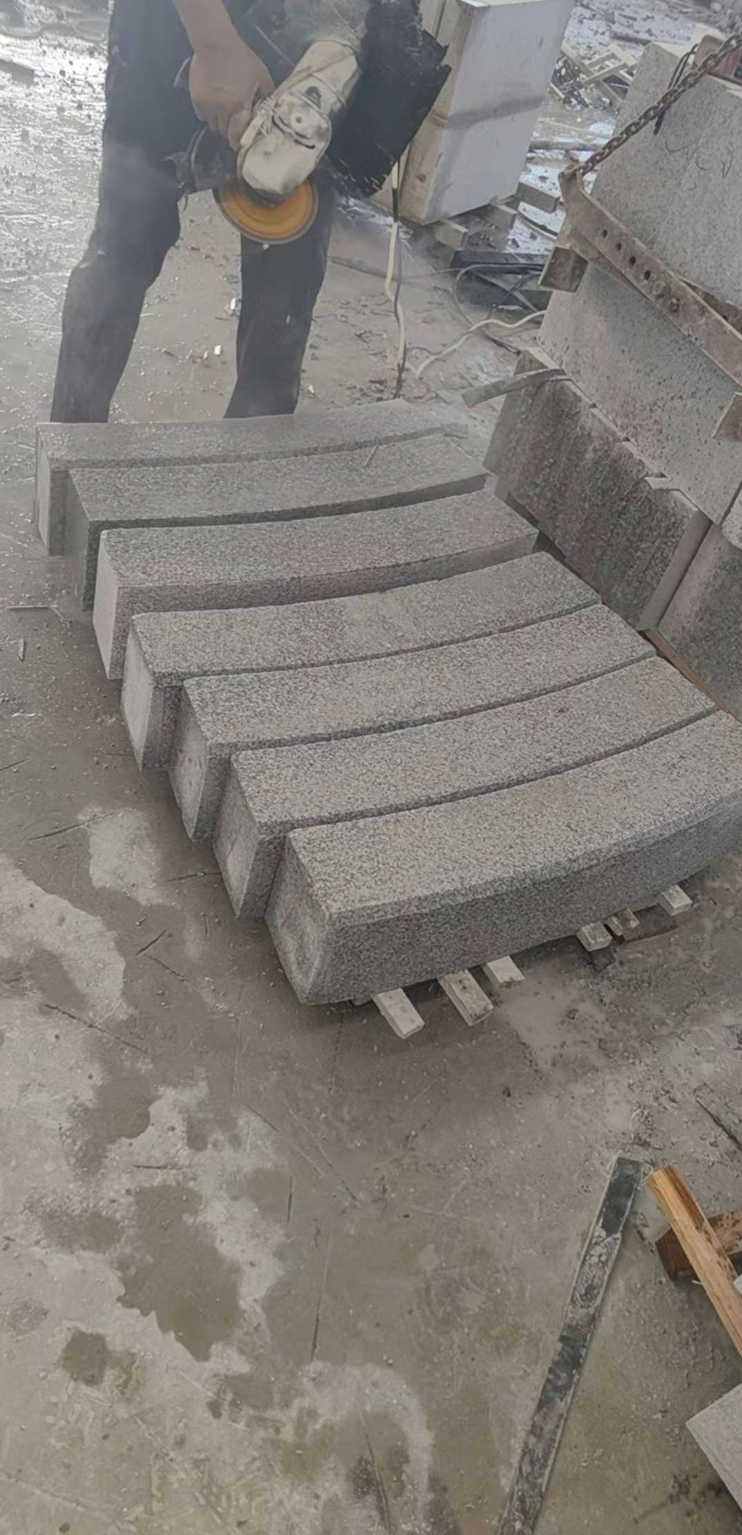 铁岭芝麻白弧形路牙石